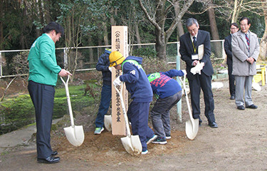 No.102 震災地域の学校教育環境向上のための緑化事業等 （石岡市立吉生小学校）