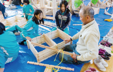 組手什を組み立てている写真