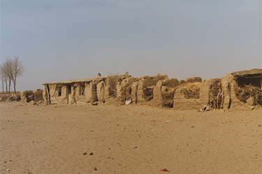 砂漠に飲み込まれ廃墟となったモンゴル民族の村